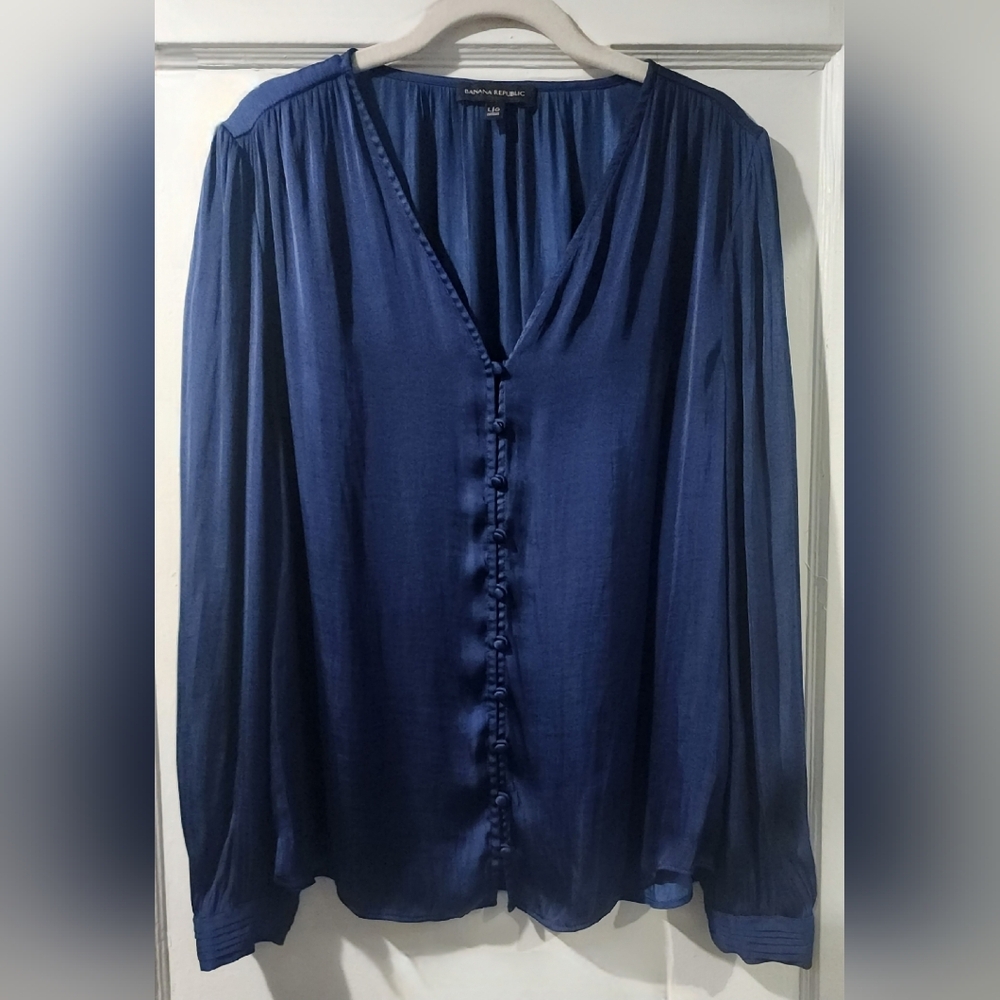 🌷Banana Republic Navy Button-Front V-Neck Blouse🌷size: L